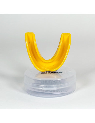 Protector Bucal Hervible Shark con Caja Amarillo Boxeo